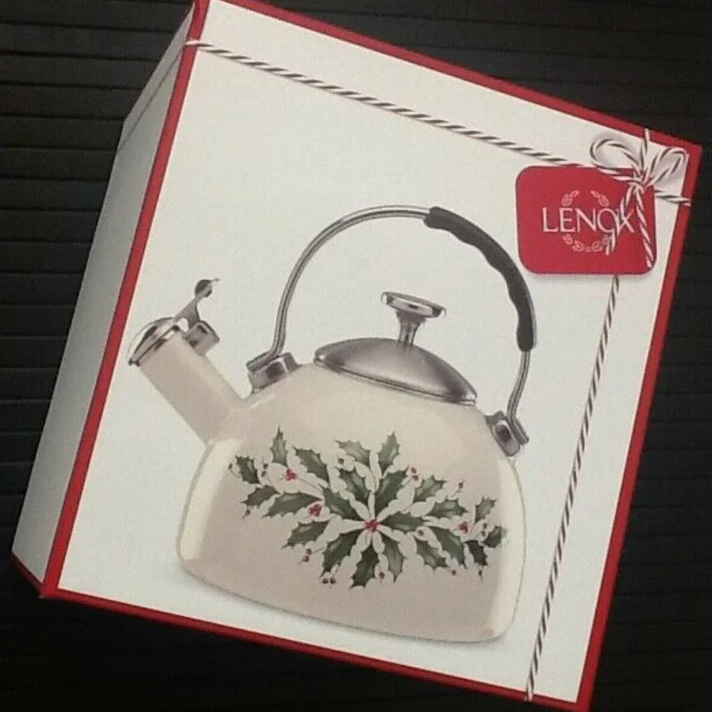 new in box Lenox Christmas Holiday Holly Leaves 2.5-Quart Whistling Tea Kettle